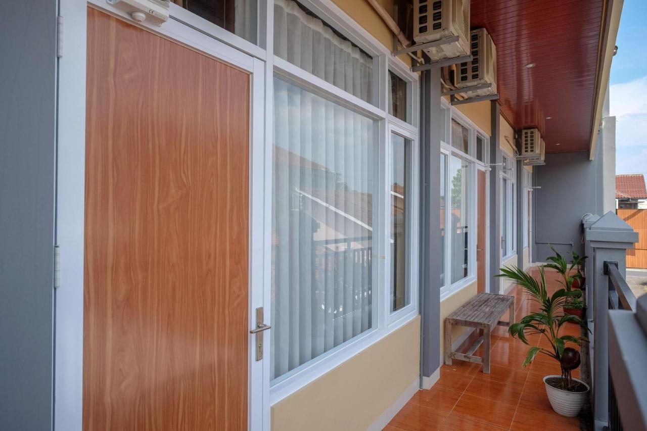 Sans Hotel Kumbang Yogyakarta By Reddoorz Exterior foto